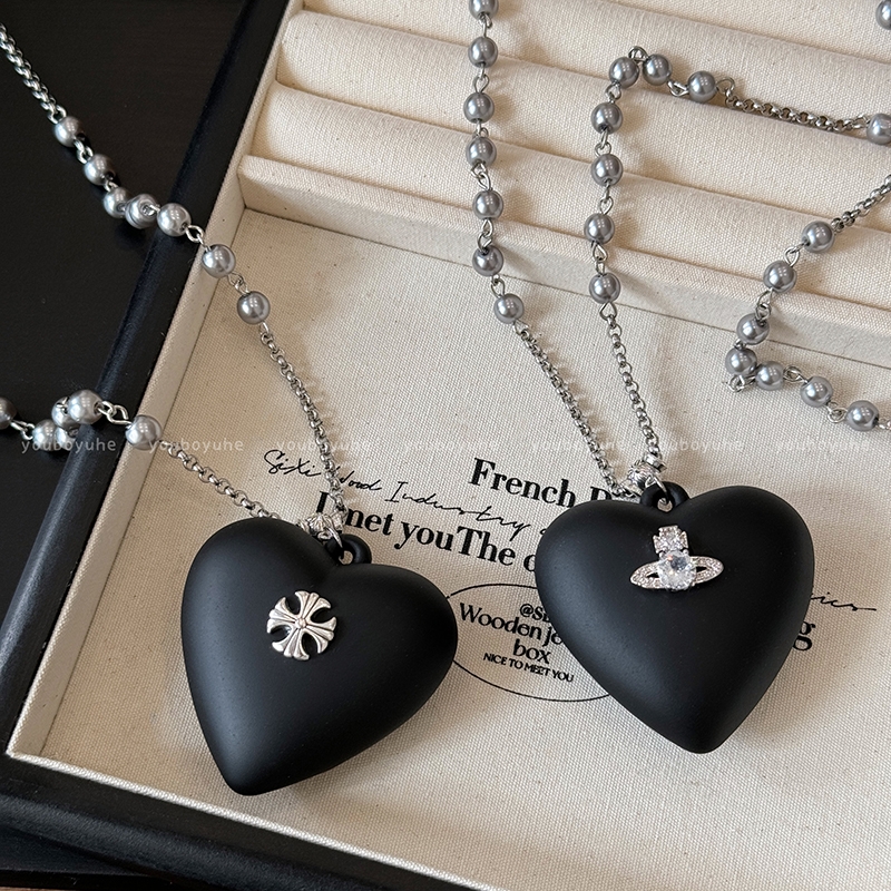 黑色爱心吊坠长款毛衣链大气轻奢高级感珍珠十字架项链女秋冬配饰