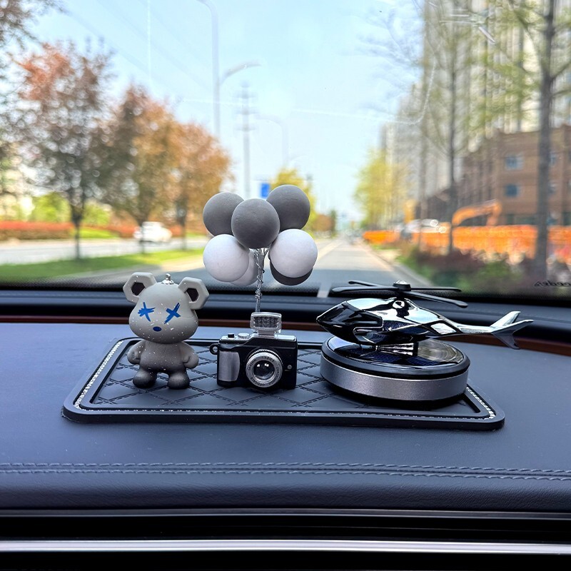 个性暴力熊车载摆件汽车中控台太阳能飞机香薰创意装饰品高档男款