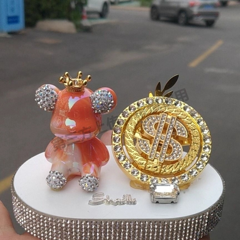 汽车滑动摆件滑板熊摇摆小熊装饰车载中控台悬浮屏新款可爱创意