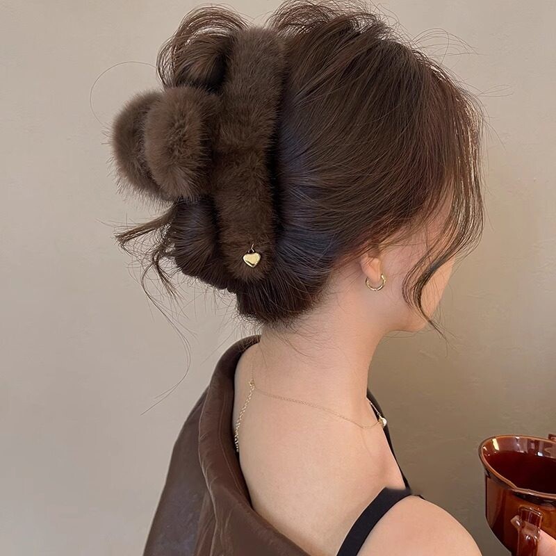 秋冬爱心毛毛抓夹女慵懒风高级感毛绒鲨鱼夹2026新款大号发夹头饰