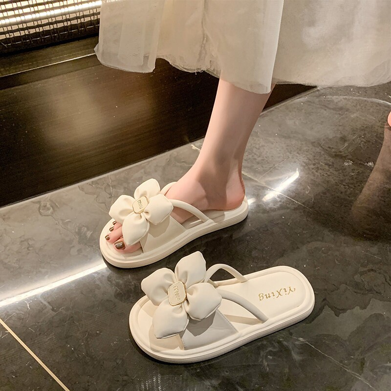 踩屎感拖鞋女夏外穿2026新款仙女风平底花朵配裙子一字拖沙滩凉拖