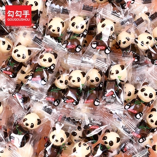 卡通熊猫麦丽素巧克力夹心糖果豆网红年货零食批发（代可可脂）