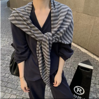 小众条纹羊毛混纺三角披肩围巾时尚气质针织女士冬季灰色咖色纯色