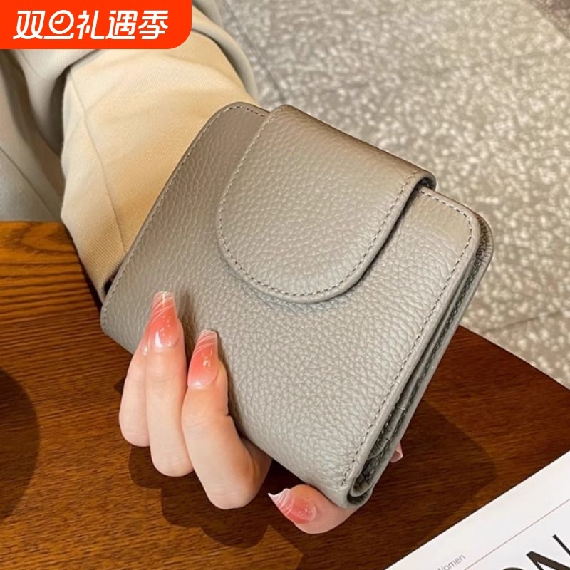 简约小众2025新款钱包女士短款真皮质感按扣竖款精致柔软折叠钱夹