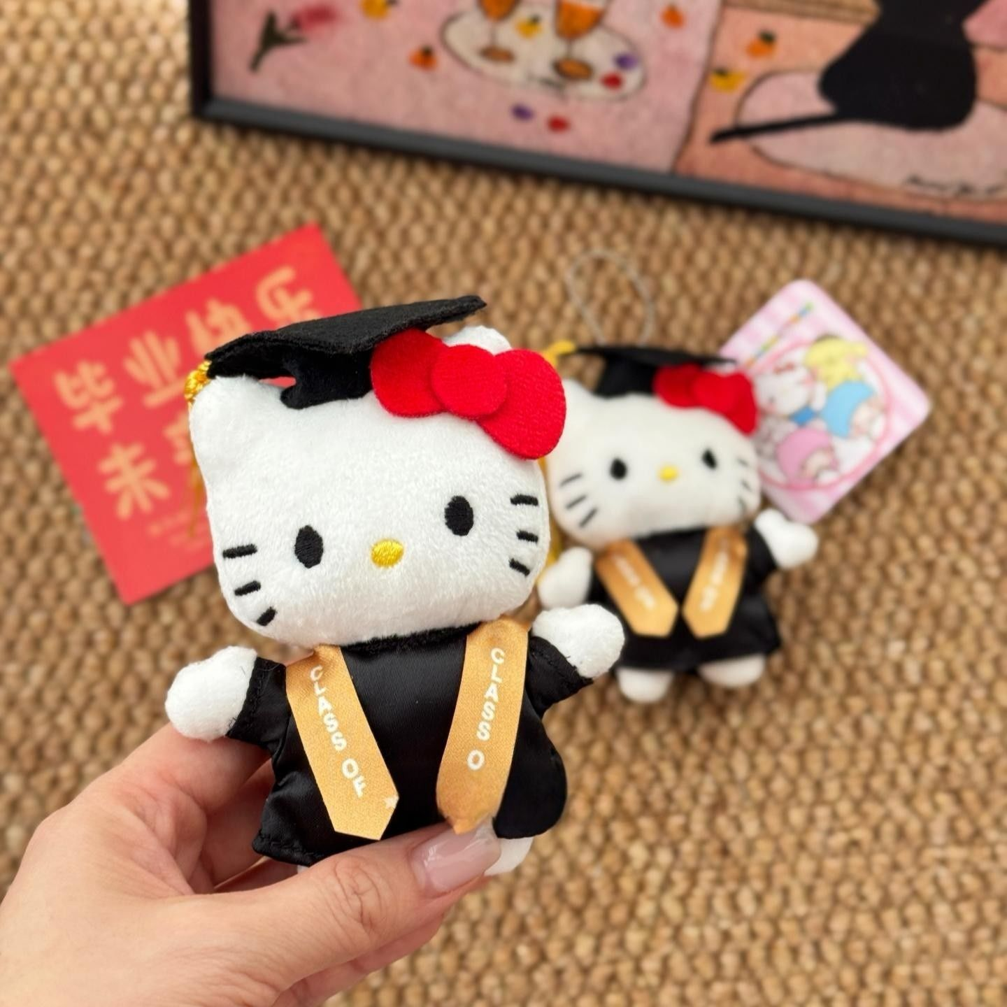 日本新款毕业季hellokitty包包挂件学士服kt猫毛绒公仔钥匙扣礼物