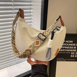 爆款 斜挎饺子包百搭小众单肩通勤包 时尚 休闲尼龙布包包女2025新款