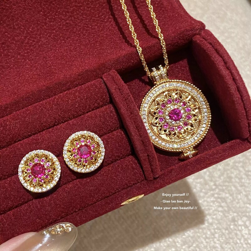 重工玫瑰花窗爆火的满钻宝石窗黄金色罗盘圆牌吊坠项链新中式镀金