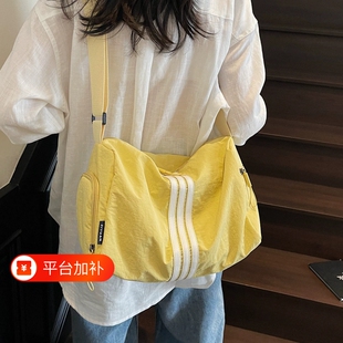 艾程简约大容量尼龙帆布包包女休闲轻便通勤斜挎枕头包运动健身包