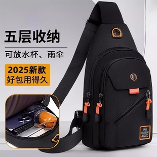 男士斜挎包2025新款胸包外出便携小挎包男款单肩出行旅游背包女轻