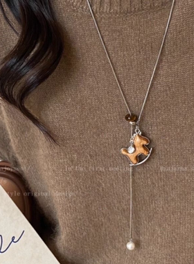 复古木质小马吊坠项链女秋冬轻奢高级感抽拉长款毛衣链本命年配饰