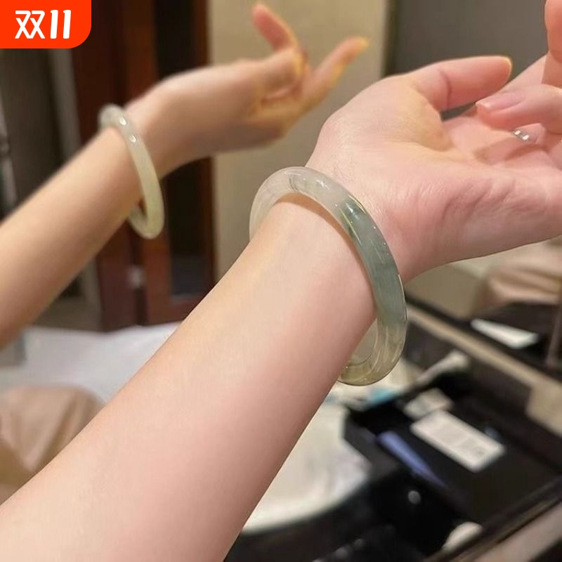 新疆不知春绿仿高级感平替天山翠小众冰种飘花圆条女镯处理时尚镯