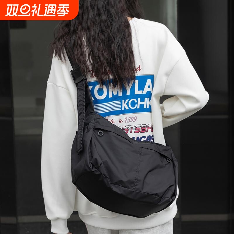 新款单肩包男女同款斜挎包运动风大容量休闲托特包女大学生包耐用