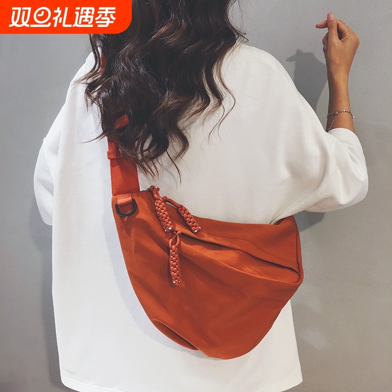 玲澜大帆布包女2025新款胸包休闲斜挎饺子包运动单肩背包轻便挎包