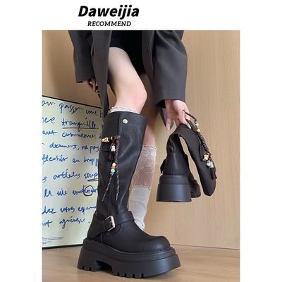 黑色高筒长靴修饰腿型