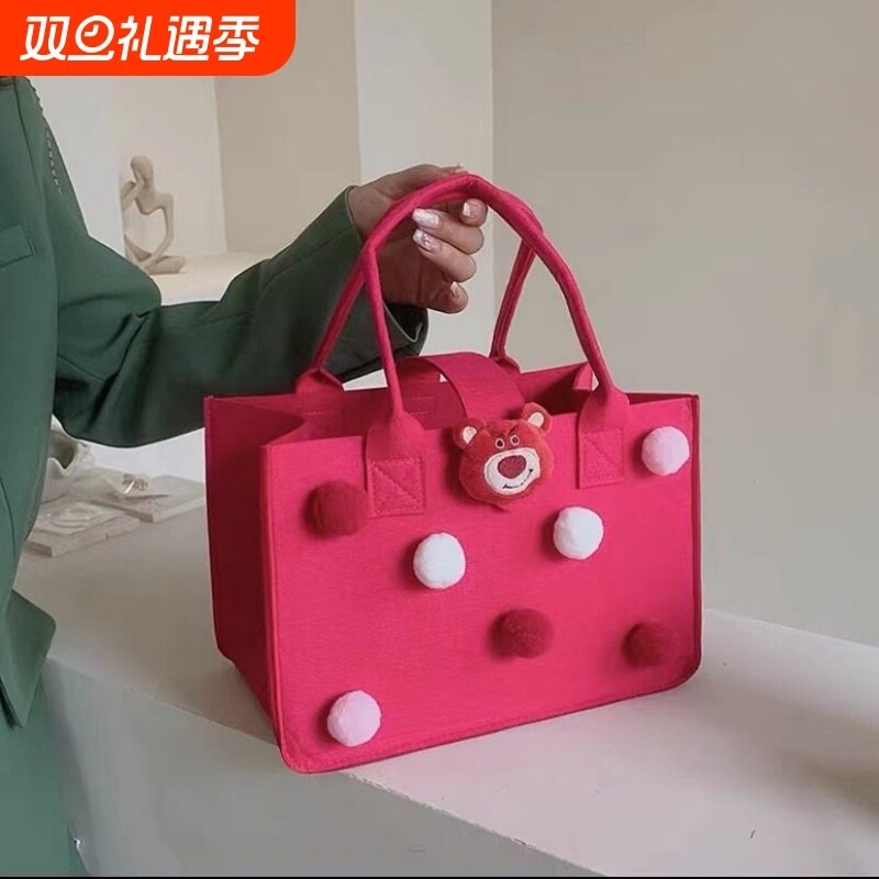 草莓熊毛毡包女可爱卡通大容量百搭学生手提包外出便当包立体红包