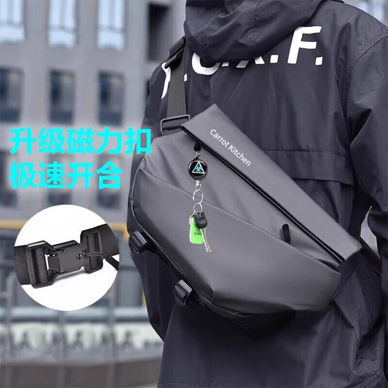 磁吸扣男士斜挎包大容量机能胸包通勤旅行骑行机车背包运动单肩包