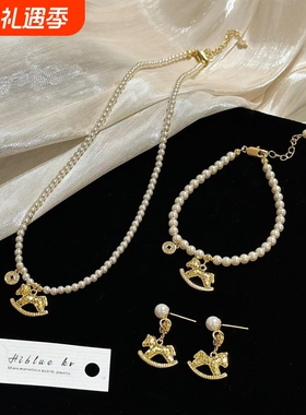 「马上有钱」碎冰冰小马吊坠钱币珍珠项链秋冬轻奢小众高级毛衣链