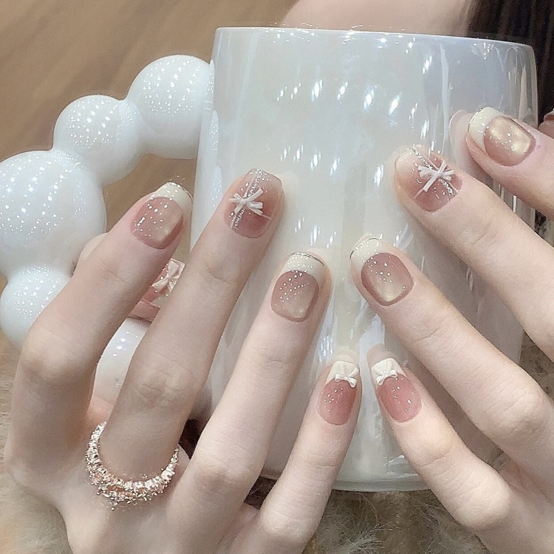 微甜少女气质穿戴甲千金感纯欲猫眼奶白色法式蝴蝶结显白手工美甲