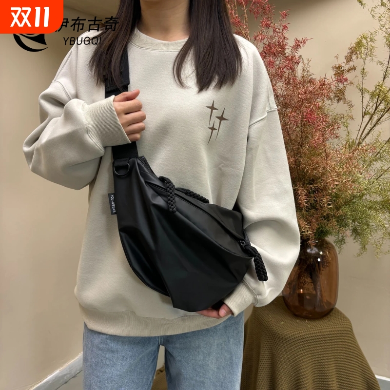 伊布古奇大容量骑行斜挎包女2025新款运动休闲百搭背包饺子包女