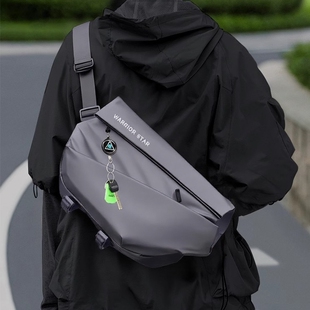 男生大容量旅行单肩包男士运动通勤包2025新款骑行斜挎包男款防水