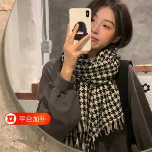 千鸟格围巾女秋冬季保暖情侣黑白格子韩版百搭流苏高级感围脖黑色
