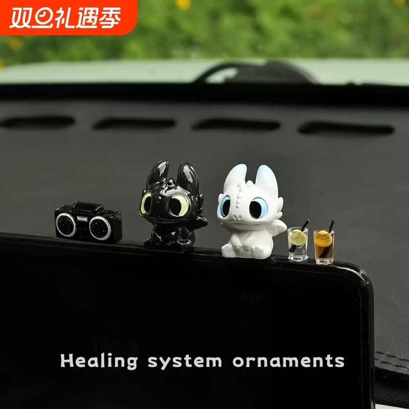 车内汽车饰品黑白小飞龙可爱公仔车载中控台玩偶显示屏幕趴趴摆件