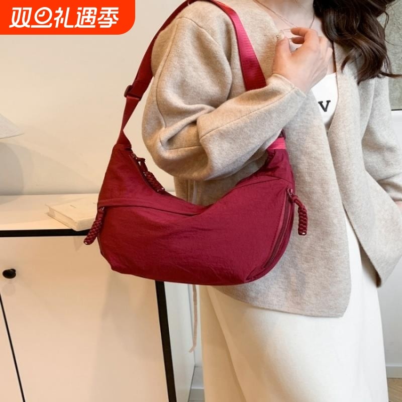 斜挎包百搭包包休闲2025新款饺子女式单肩背包大容量运动轻便小包