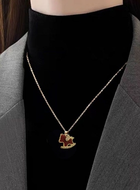 2026秋冬新款红小马吊坠毛衣链时尚气质本命年马年项链耳环红色