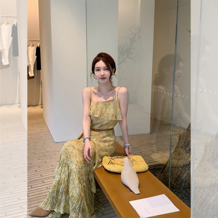 只有妮 恋夏 设计感气质显白不规则吊带上衣灵动半身裙女夏套装