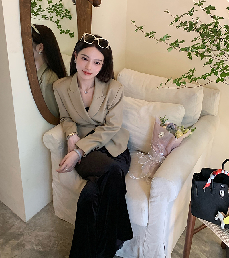 只有妮收腰一粒扣短款西装