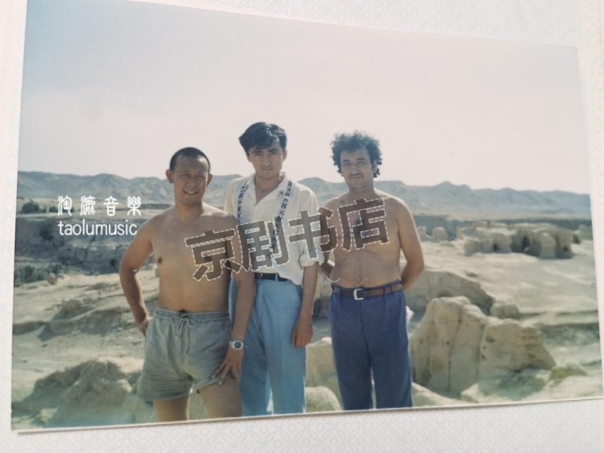 剧照:电影《大太监李莲英》姜文和剧组工作人员合影1