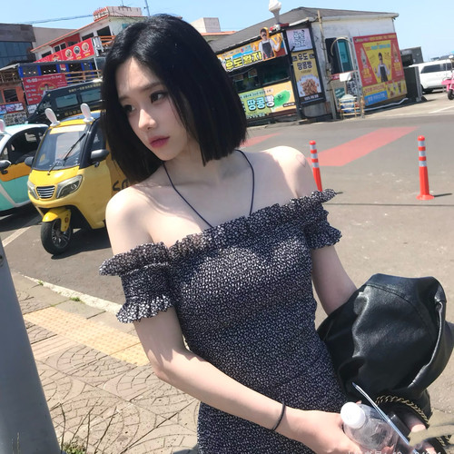 纯欲风一字肩碎花韩系修身显瘦漏肩鱼尾弹力高腰连衣裙短裙女
