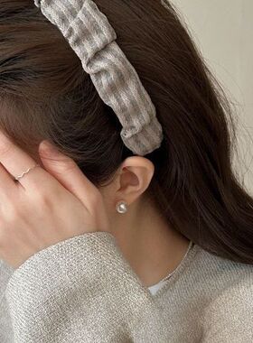 复古简约褶皱布艺头箍秋季新款棕色显白压发箍女百搭外出发饰