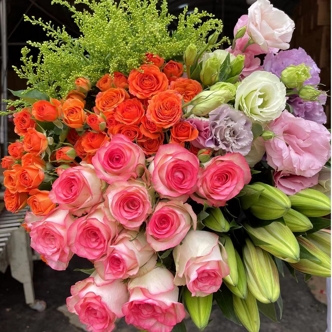 爱莎玫瑰10只+百合5朵+橙芭比3枝+洋桔梗200克+配草5枝云南鲜花