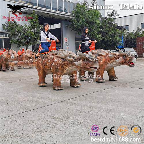 节庆乘骑腕龙三角龙甲龙景区游乐场儿童乘骑行走的仿真恐龙小车