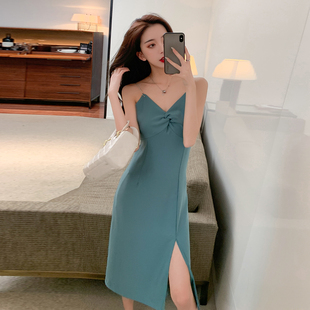小黑裙连衣裙赫本风女气质收腰显瘦小心机女神范外穿吊带开叉长裙