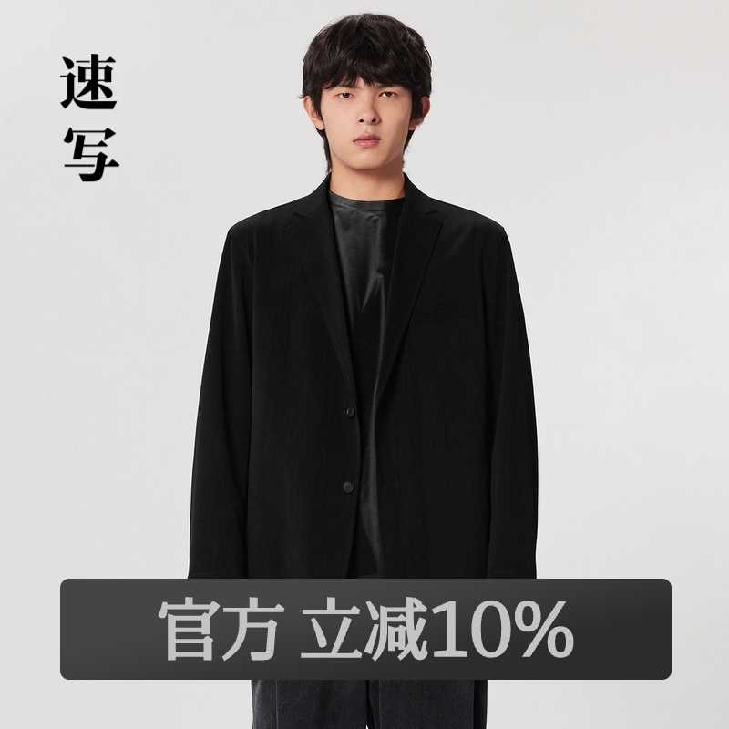 偏合身的版型，上身后比较修身