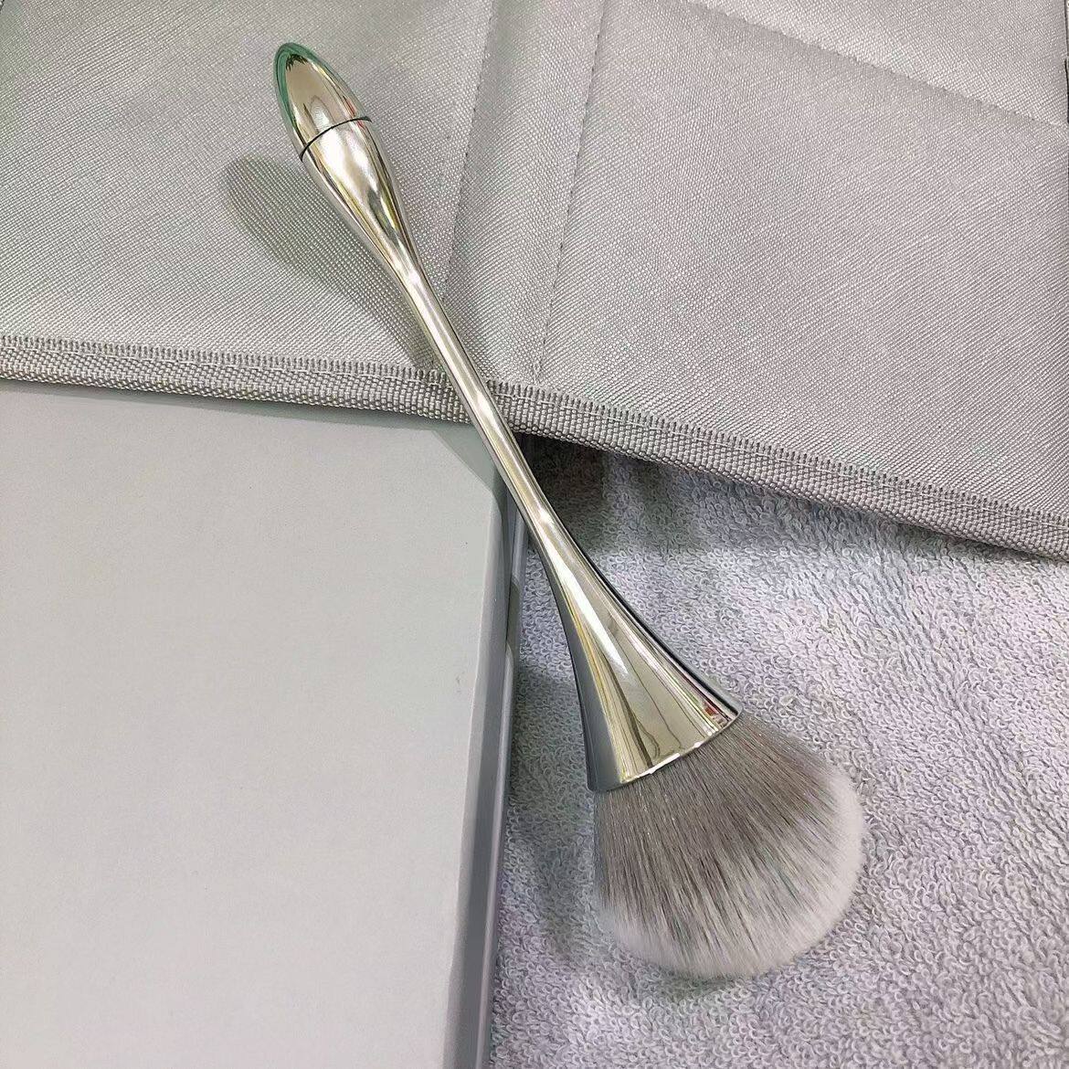 日式新款极简风大口径美甲粉尘刷银色小蛮腰化妆刷散粉刷腮红刷