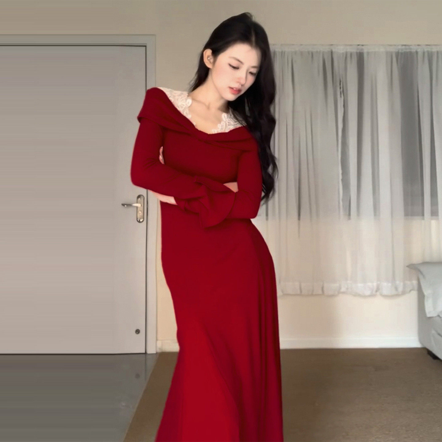 红色蕾丝拼接针织连衣裙女2026年春季新款新年战袍气质显瘦长裙子