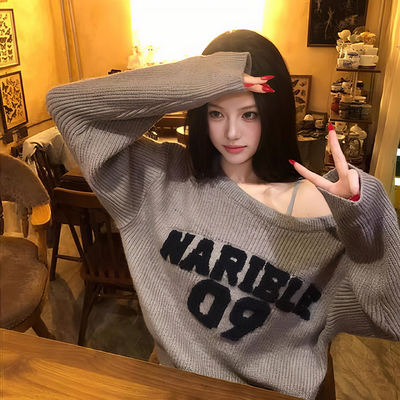 美式辣妹风斜肩灰色长袖毛衣女秋冬季宽松设计感字母印花针织上衣