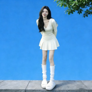 法式甜辣妹V领白色针织连衣裙女2026新款小个子气质收腰A字短裙子