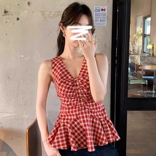 2025新款 复古港风红色格纹v领吊带背心女夏季 设计感褶皱收腰上衣