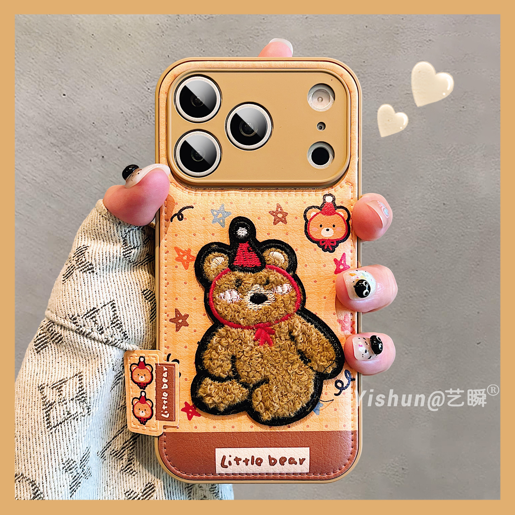 秋冬新款卡通可爱毛绒玩偶小熊适用iPhone17ProMax手机壳苹果16pro皮质鼓包14全包镜头15pro创意个性13保护套