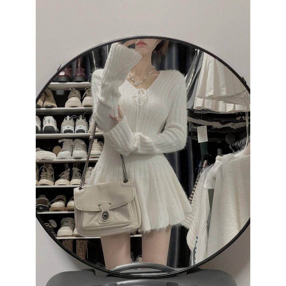 法式V领白色针织女式连衣裙，秋冬优雅内搭裙，修身短裙