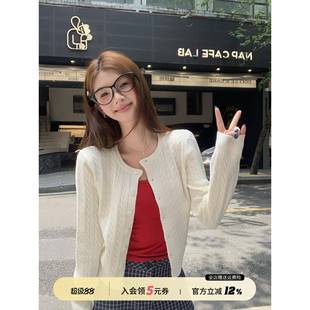 苏三三白色麻花毛衣外套女2025新款针织开衫韩系早秋穿搭春秋上衣