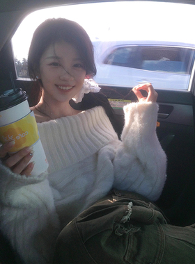 白色翻领一字肩毛衣女秋冬季2025新款温柔风气质高级感针织衫上衣