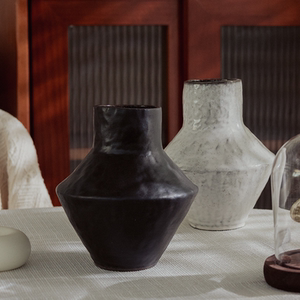 川泽烧侘寂风手工粗陶花瓶新中式复古民宿茶室禅意陶瓷插花器花盆