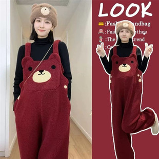 孕妇红色新年战袍可爱小熊加绒加厚背带裤女冬季新款羊羔毛连体裤