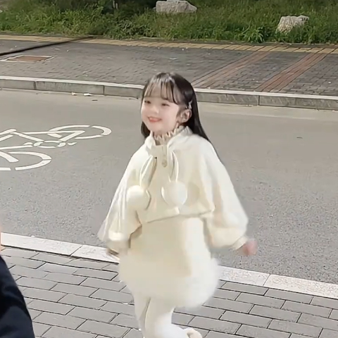 韩国童装2025秋冬新款可爱米白色毛绒拼接背心裙女童毛呢斗篷外套