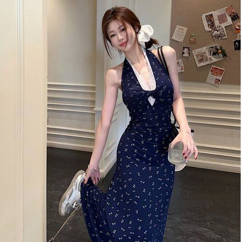 法式挂脖蕾丝碎花连衣裙女2026年夏季收腰显瘦度假风蓝色长裙bf潮